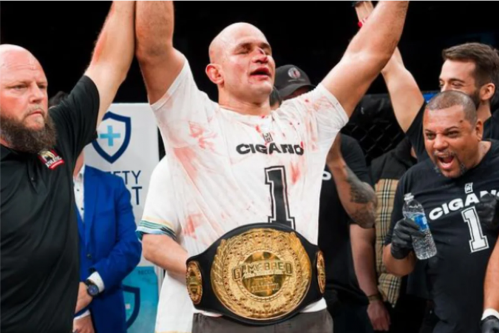 Junior Cigano noquea a rival y gana cinturón de MMA sin guantes