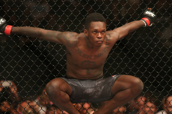 Israel Adesanya reclama por inactividad del campeón del UFC