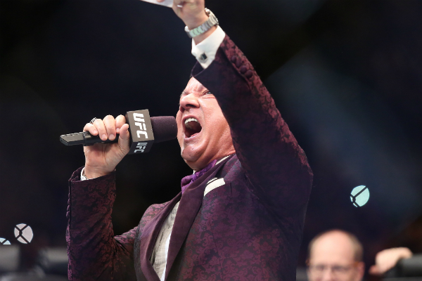 Bruce Buffer, voz oficial de UFC, compara MMA con póker durante torneo en Brasil