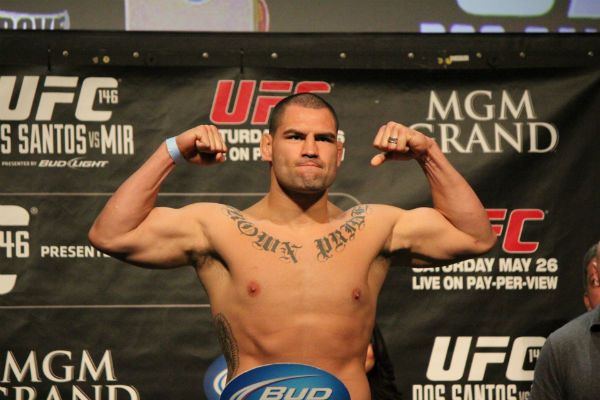 Caín Velásquez recibe seis meses de reposo médico tras nocaut en el UFC Phoenix