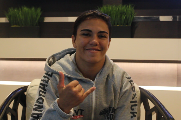 Jessica ‘Bate-Estaca’ patrocina a jóvenes que sueñan con seguir su carrera en el MMA