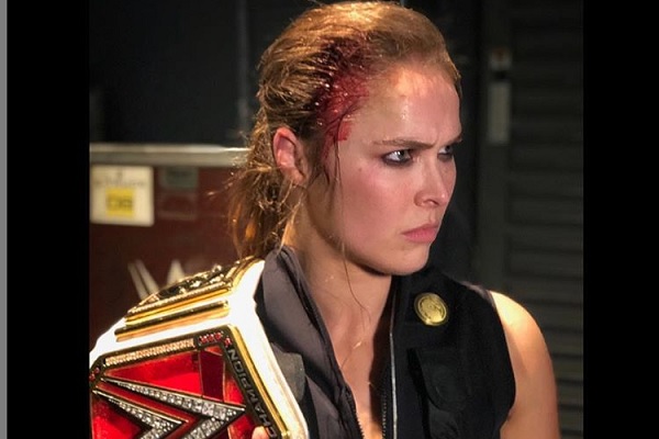 Ronda Rousey es atacada por rival con muletas tras defender cinturón en la WWE