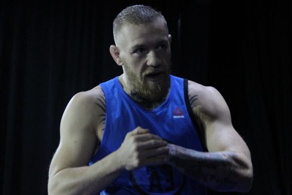 Por sorpresa, Conor McGregor disputa pelea aficionada en escuela de boxeo en Irlanda