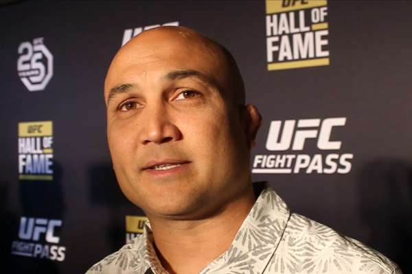 Ex campeón de UFC es acusado de agredir a un hombre en un bar en Hawai; véalo