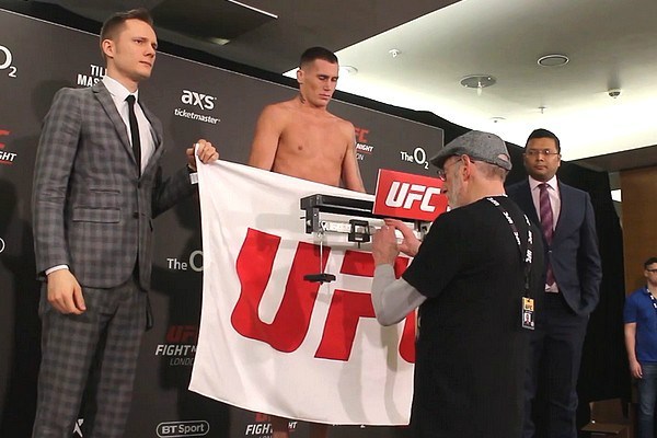 Darren Till utiliza toalla, pero vence el peso para la lucha principal del UFC Londres