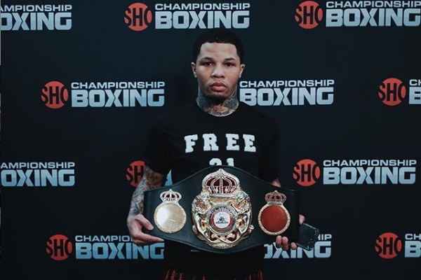 Campeón mundial de boxeo es acusado de agresión y está prófugo de la policía, dice página web