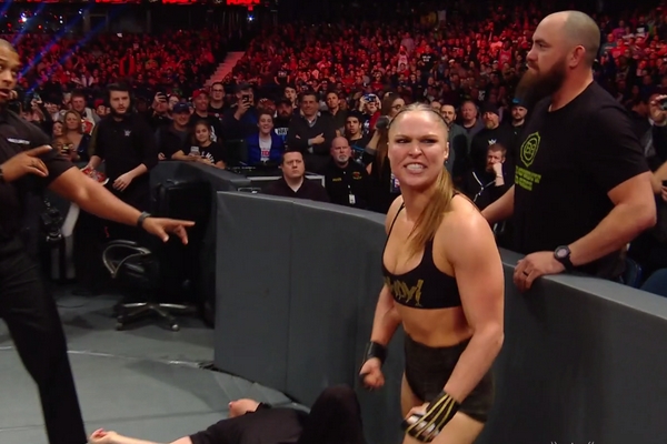 En escena en la WWE, esposo de Ronda ‘agrede’ a guardias de seguridad para defender a luchadora; véalo
