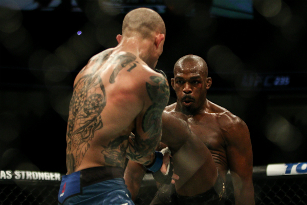 Con poco brillo y rodillazo ilegal, Jon Jones retiene cinturón de los semi-pesados del UFC