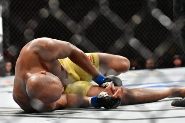 Anderson Silva descarta cirugía en la rodilla tras derrota en el UFC Rio, dice portal web