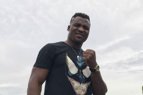 Ngannou publica video de primera victoria por nocaut de su carrera