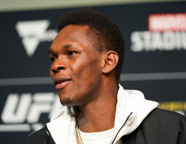 Adesanya se burla de Jones en la víspera del UFC 247: «Necesitas que siga siendo relevante»