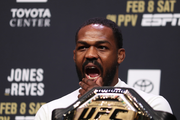 Jones defiende victoria en el UFC 247 y critica estado físico de Reyes
