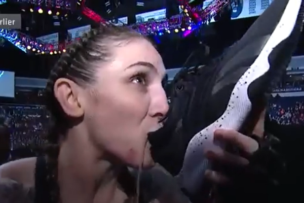 Megan Anderson celebra victoria en UFC bebiendo cerveza en un zapato