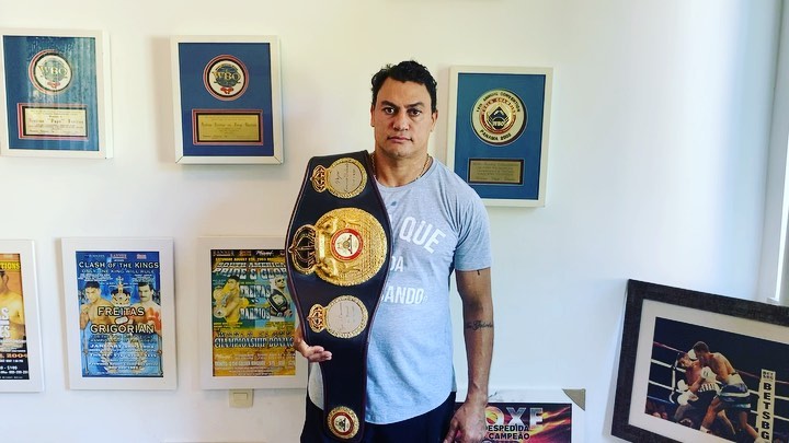 Boxeador brasileño subasta cinturón mundial para ayudar a la gente