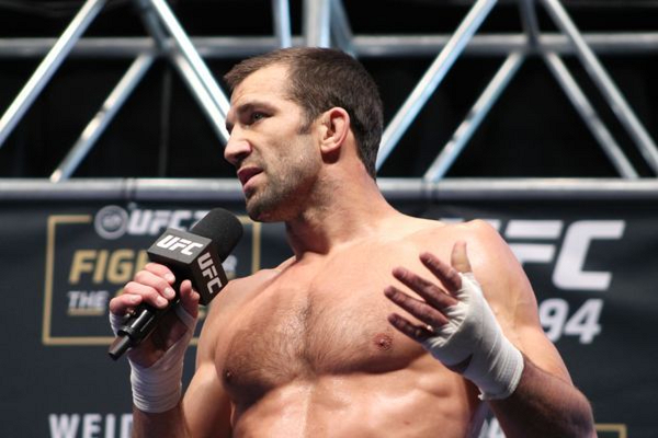 Listo para pelear, Luke Rockhold advierte a rivales de UFC: «Soy un problema para ellos»