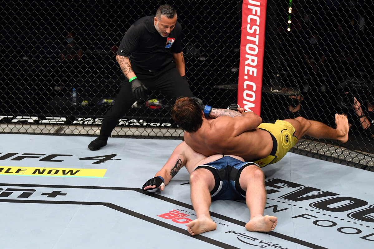 UFC 253: Juan Espino vence por sumisión a Jeff Hughes después de dos años inactivo