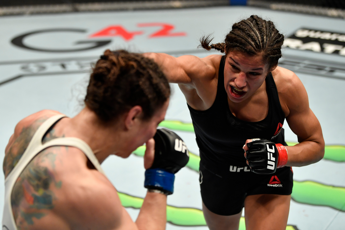 Julianna Peña venció por sumisión a Sara McMann en el tercer asalto en UFC 257
