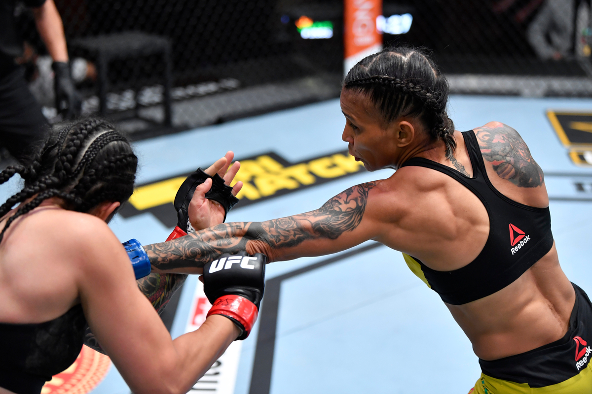 Amanda Lemos cumplió y noqueó a Livinha Souza en el primer round en UFC 259
