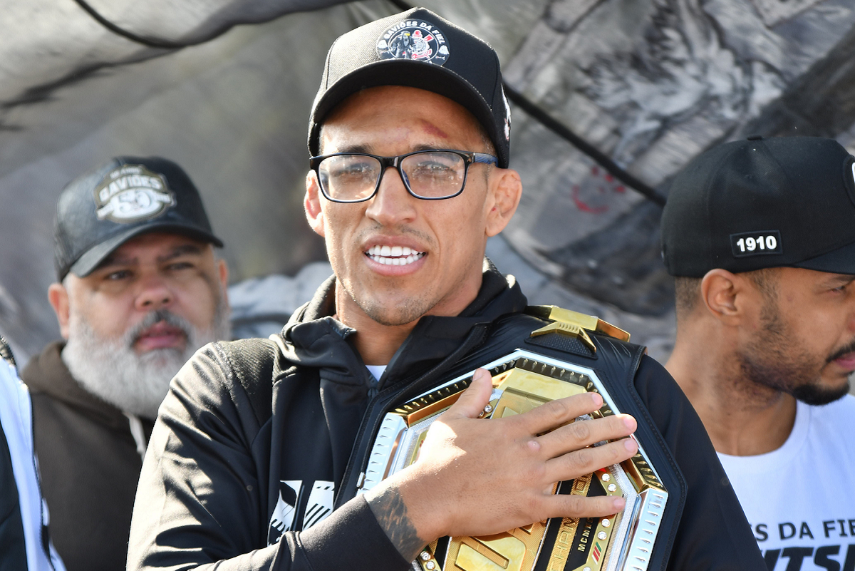 Charles ‘Do Bronx’ lleva el cinturón de la UFC a una visita a la sede del Corinthians