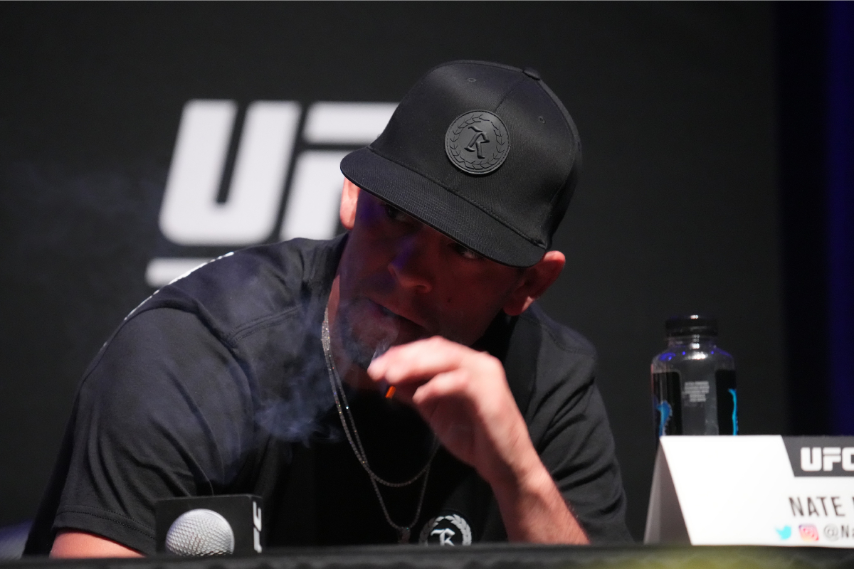 ¡Controversia! Nate Díaz se roba el show mientras fuma en la conferencia de prensa del UFC 263