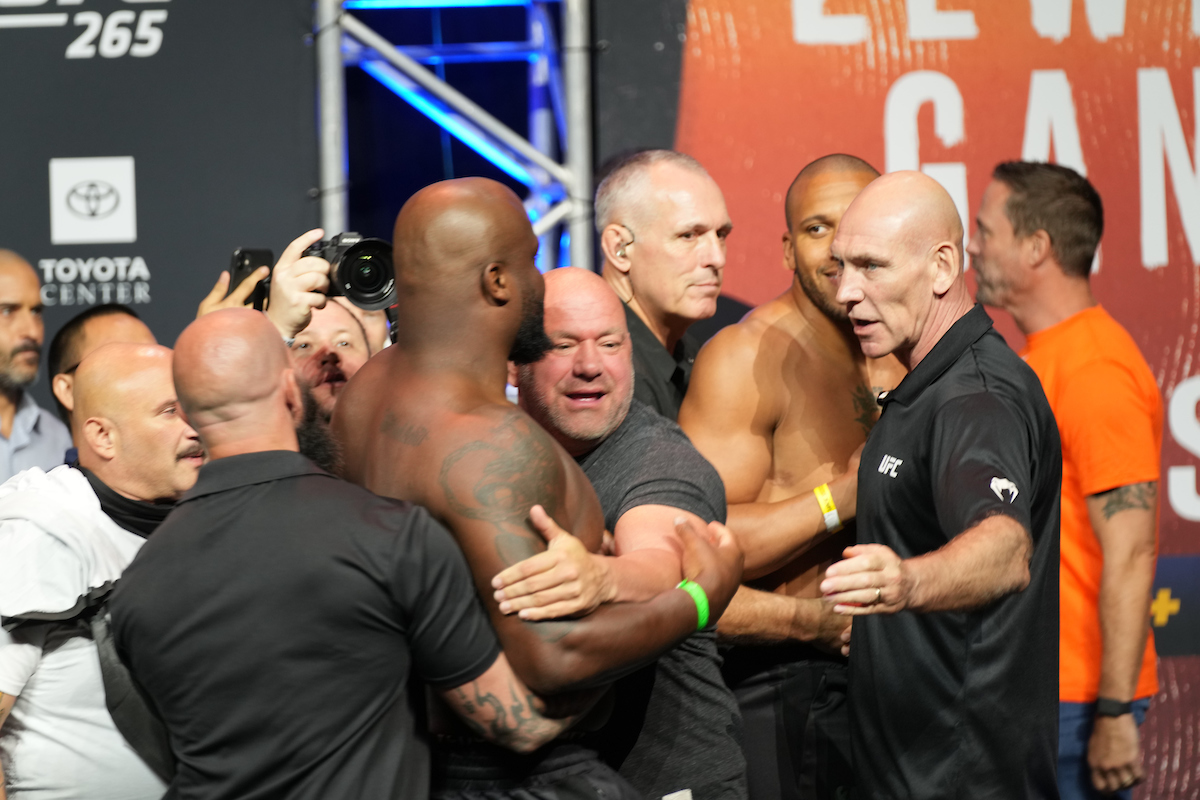 Lewis se abalanza encima de Gane en el último cara a cara antes del UFC 265