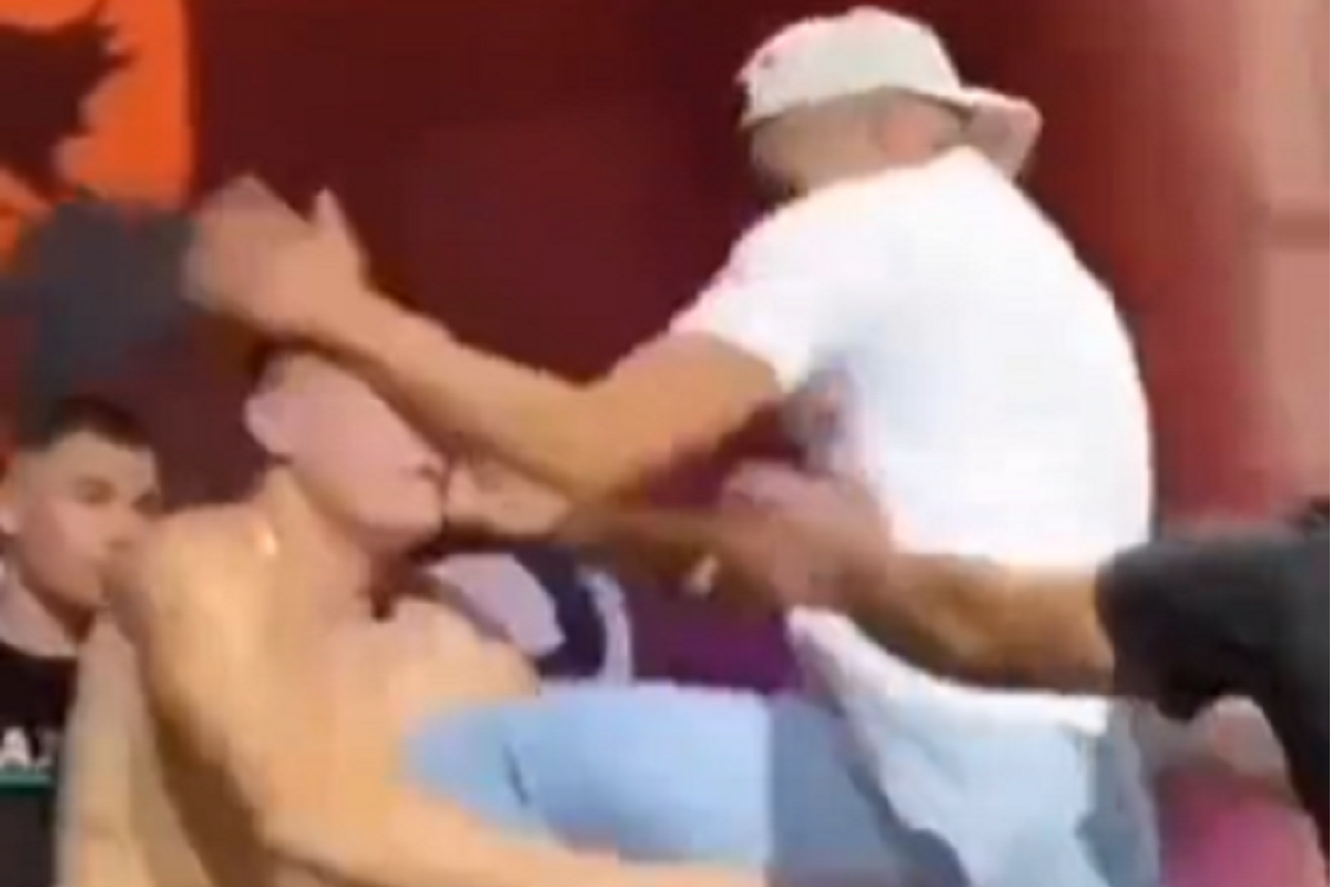 Luchador aplica rodilla voladora y noquea a su oponente durante el cara a cara