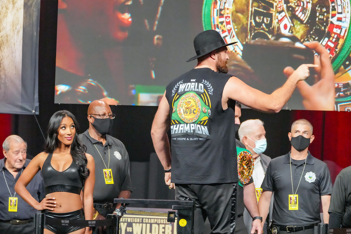Tyson Fury y Deontay Wilder discuten en el pesaje antes de la trilogía de boxeo