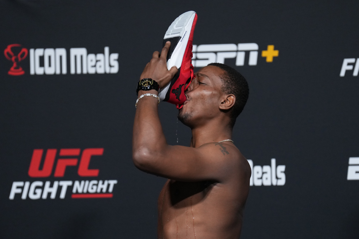 Rival de Johnny Walker sorprende y utiliza sus zapatos para hidratarse tras pesaje de la UFC