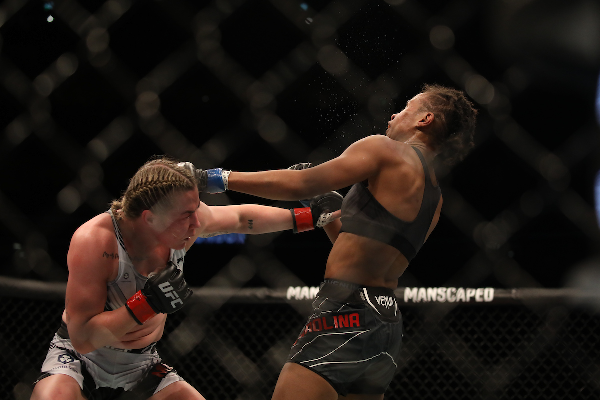 Molly McCann le propina su primer nocaut a Luana ‘Dread’ en el UFC Londres