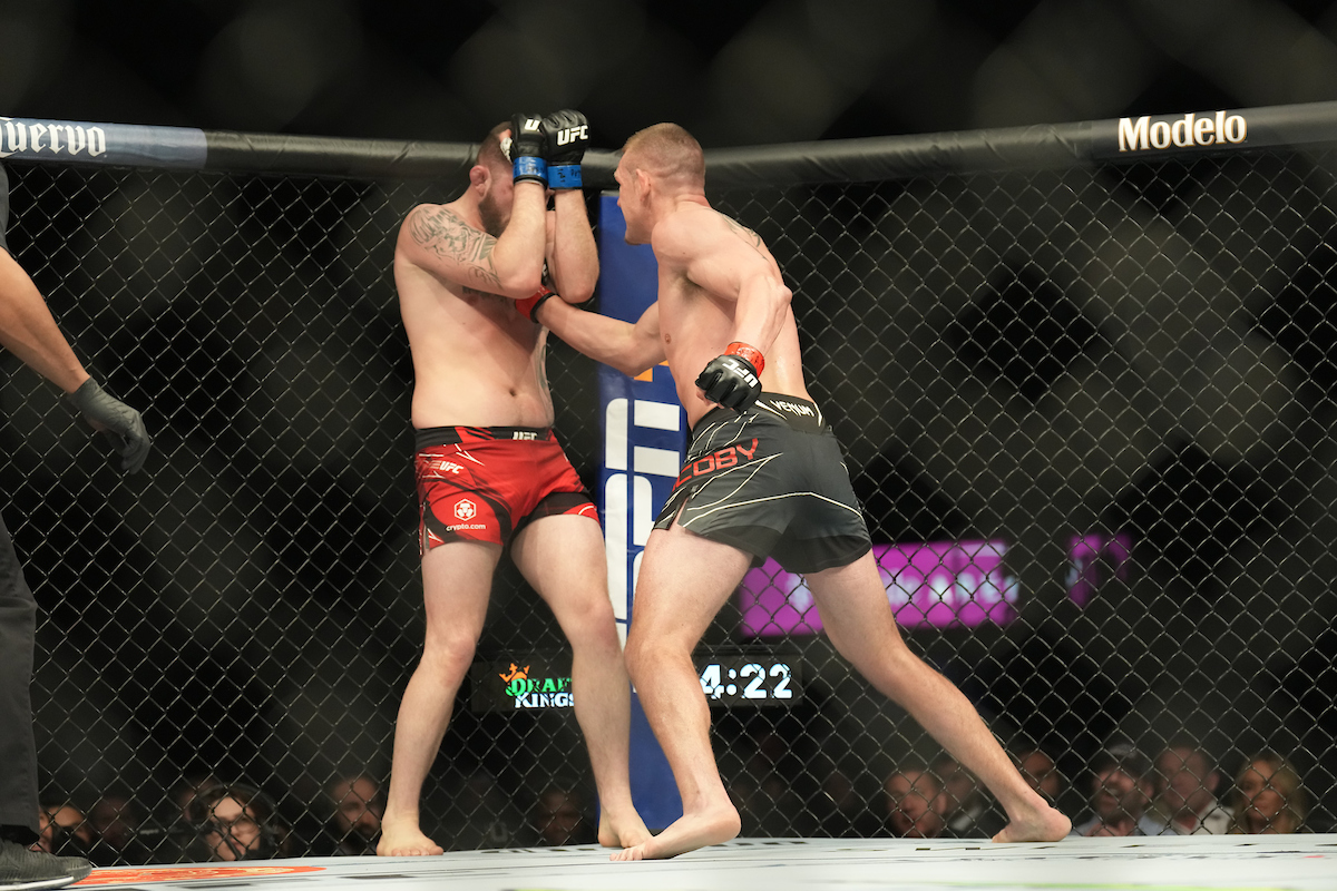 Dustin Jacoby extiende su racha invicta tras imponerse a Michal Oleksiejczuk en UFC 272