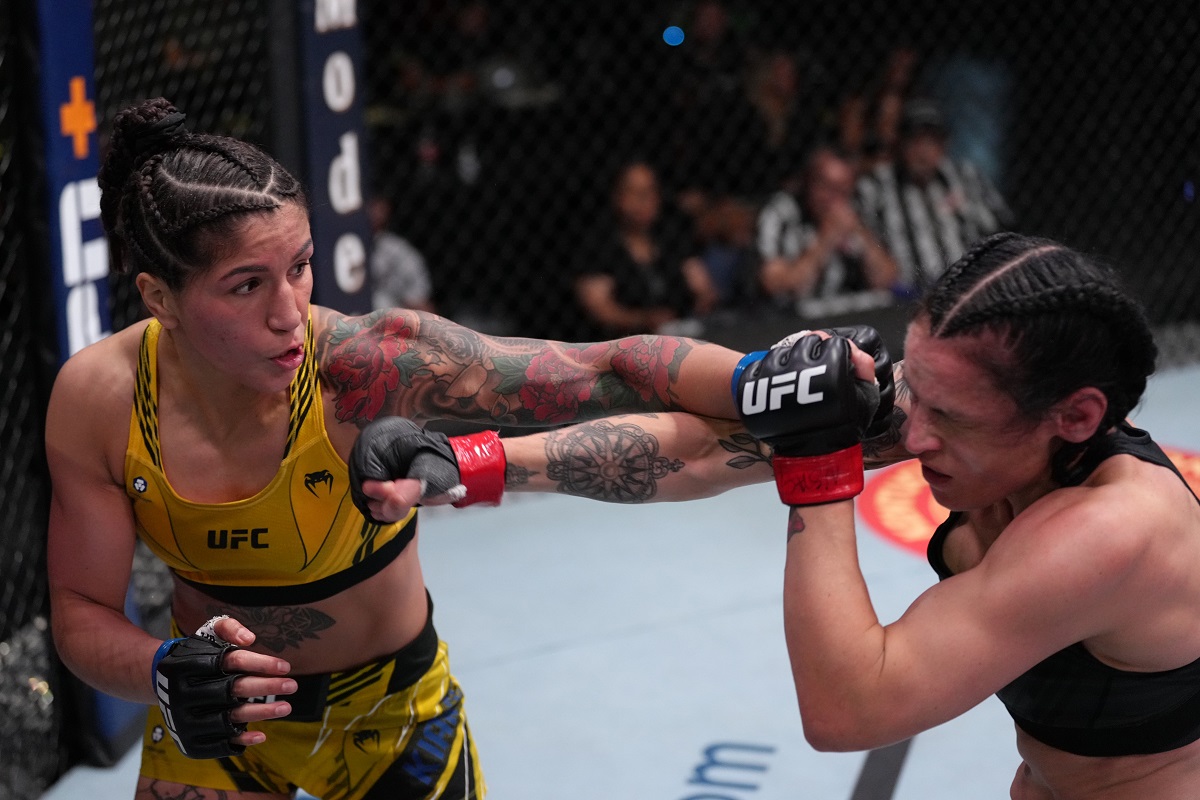 ¡Imágenes fuertes! Peleadora pierde los dientes tras batalla en la UFC