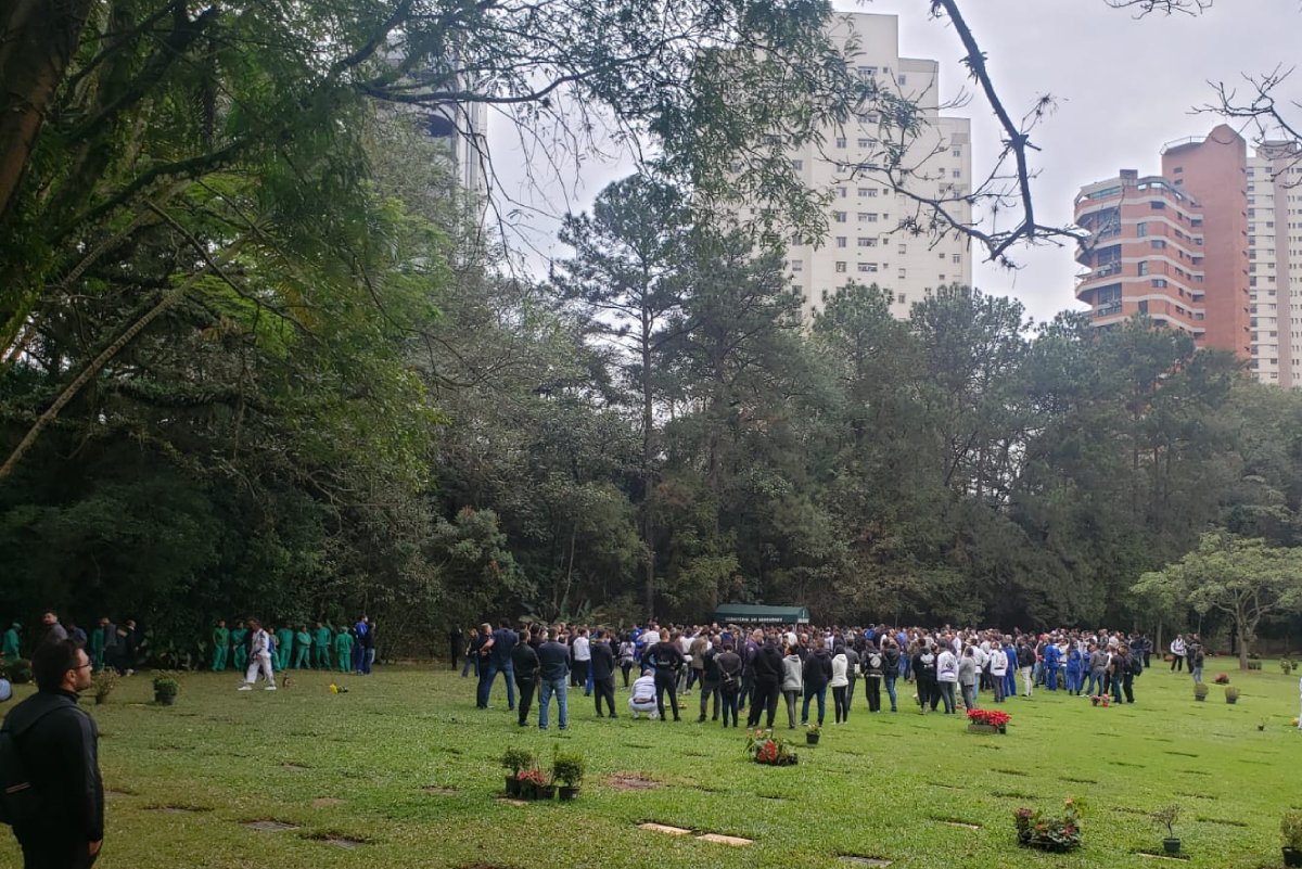Llanto, revuelta y protesta marcan el funeral de Leandro Lo