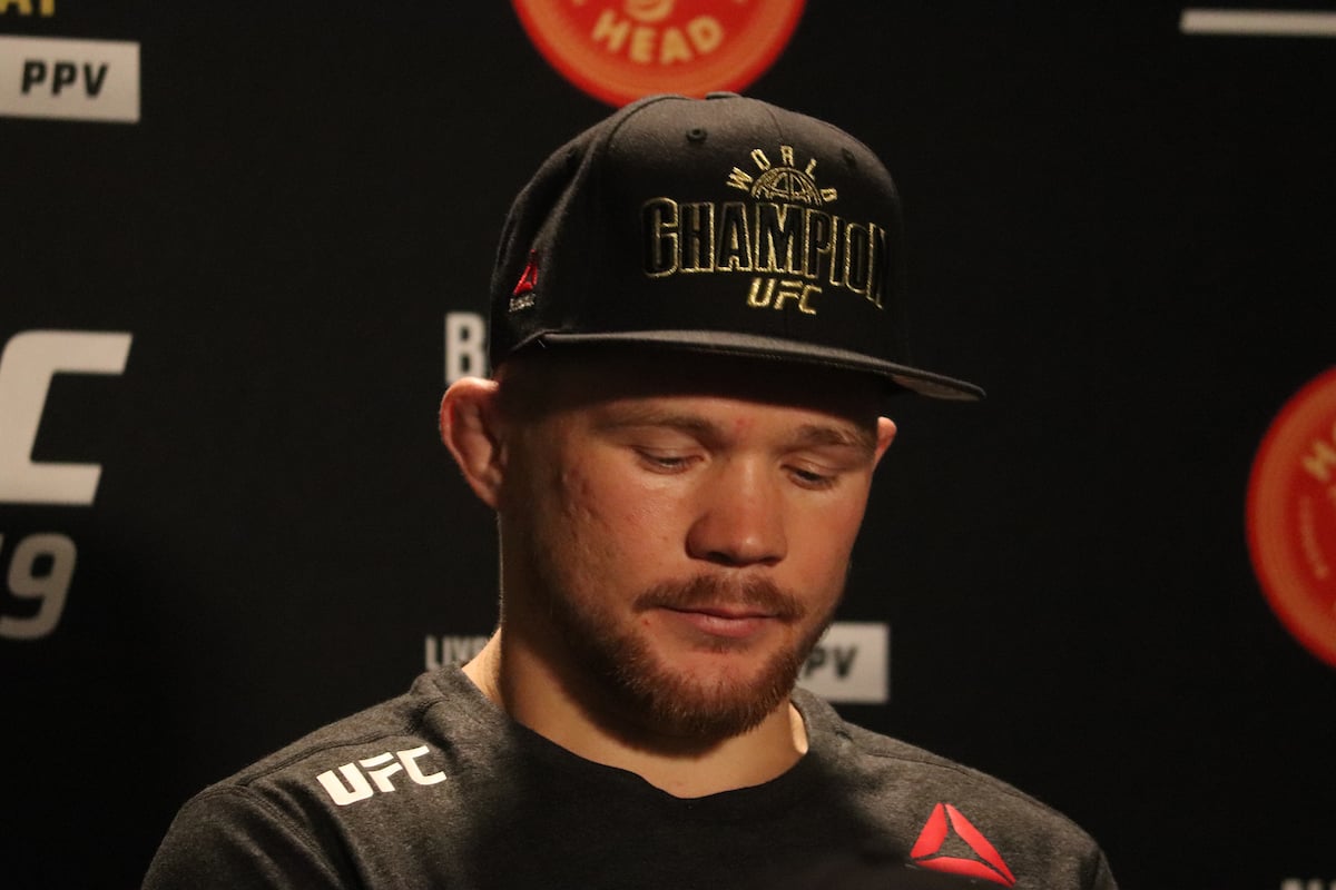 Cormier levanta rumores sobre posible salida de Petr Yan de la UFC tras polémica derrota
