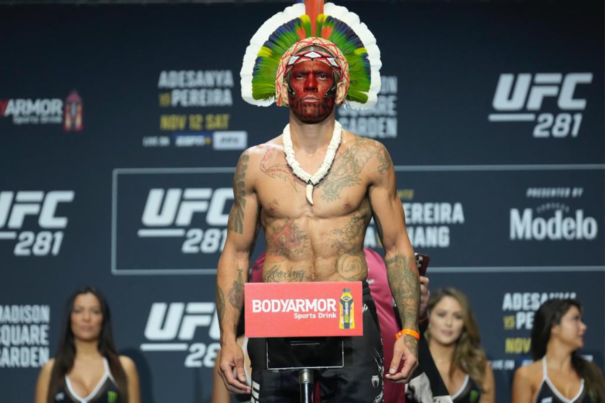 Alex Pereira camina con un león después del anuncio de la revancha con Adesanya en la UFC