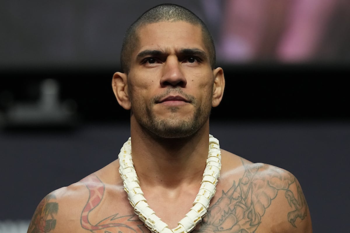 ‘Poatán’ se lleva el cinturón de la UFC mientras visita una reserva indígena en Brasil