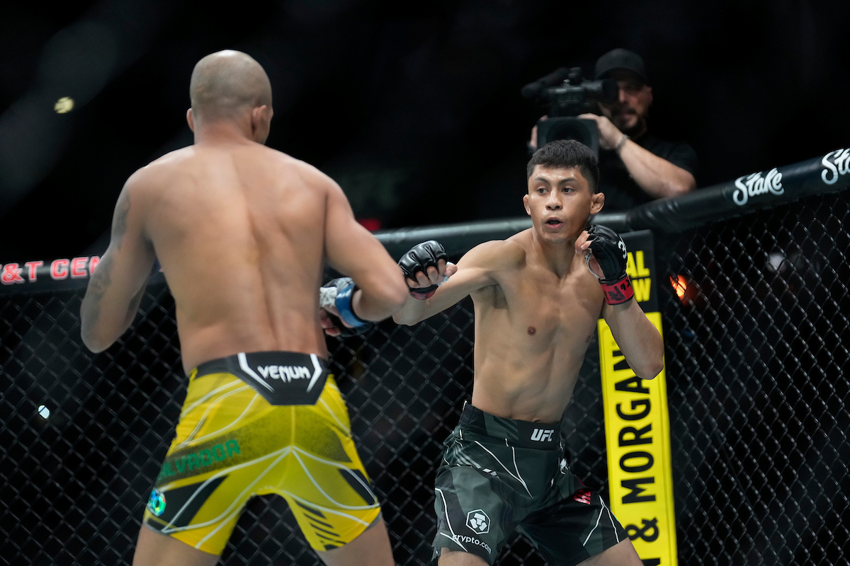 Víctor Altamirano derrotó a Vinicius Salvador y le arruinó el debut al brasileño en la UFC