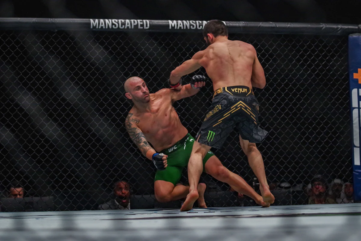 ¡Poderoso! Islam Makhachev retuvo el título tras noquear a Alexander Volkanovski en el UFC 294