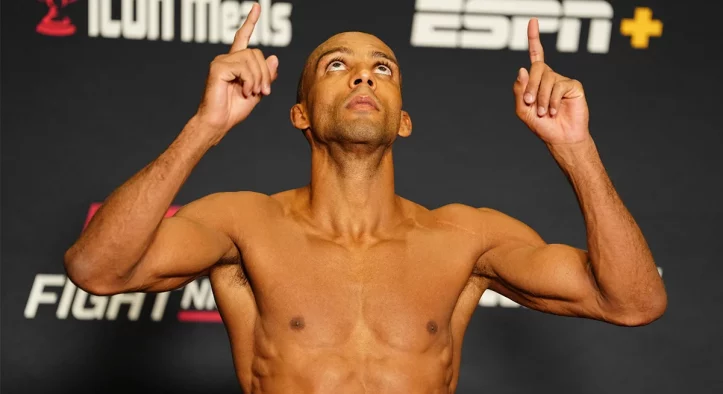 Edson Barboza muestra un físico delgado y supera el pesaje del UFC Vegas 92