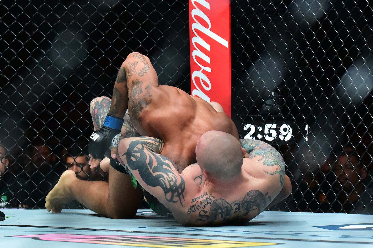 UFC Río: Anthony Smith sometió a Petrino en el primero con una guillotina letal