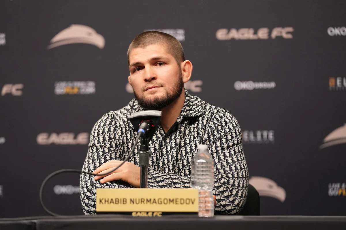 El miembro del Salón de la Fama de UFC, Khabib Nurmagomedov es retirado del vuelo en EE.UU.