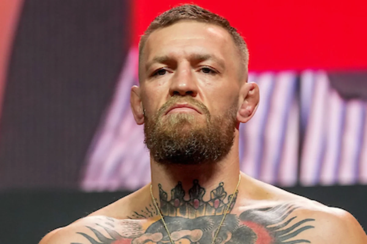 Conor McGregor escupe en la cara de un fan de Khabib después de una provocación