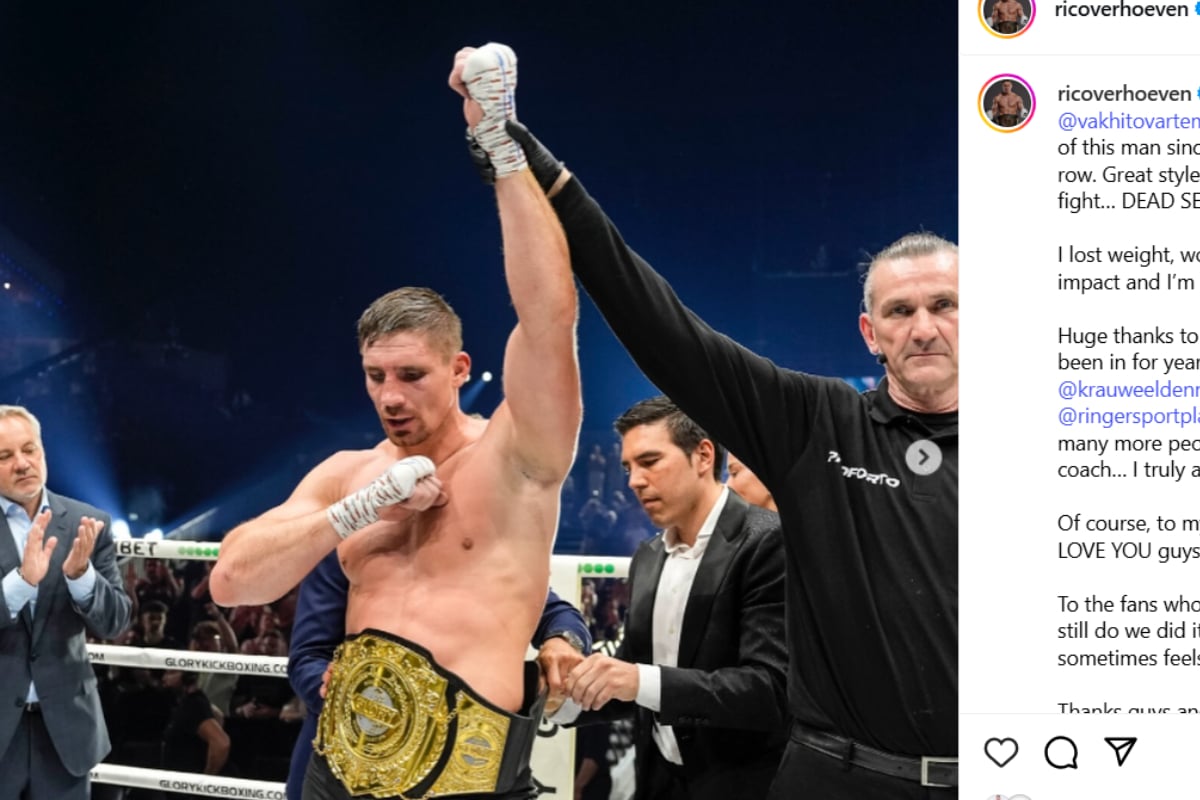 Campeón de kickboxing Rico Verhoeven derriba a Tom Aspinall durante un sparring