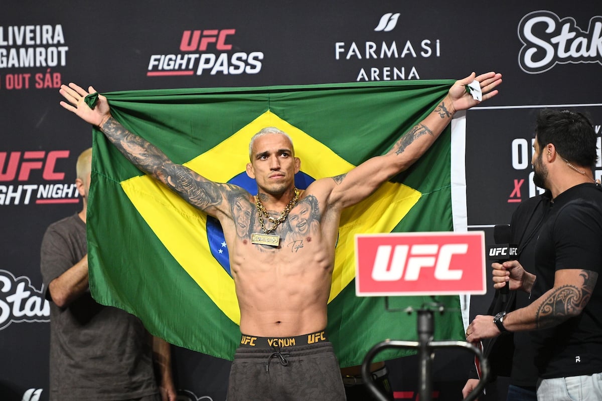 charles-oliveira-bandeira-brasil-ufc-rio